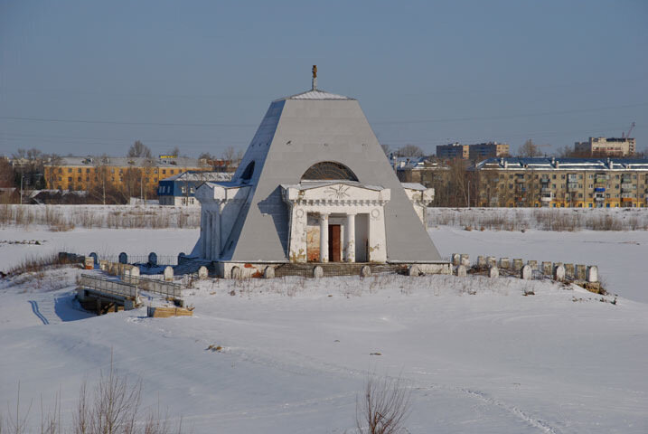 У храма удивительная форма – усеченная 4-угольная пирамида. Фото с сайта hramy-ru.livejournal.com