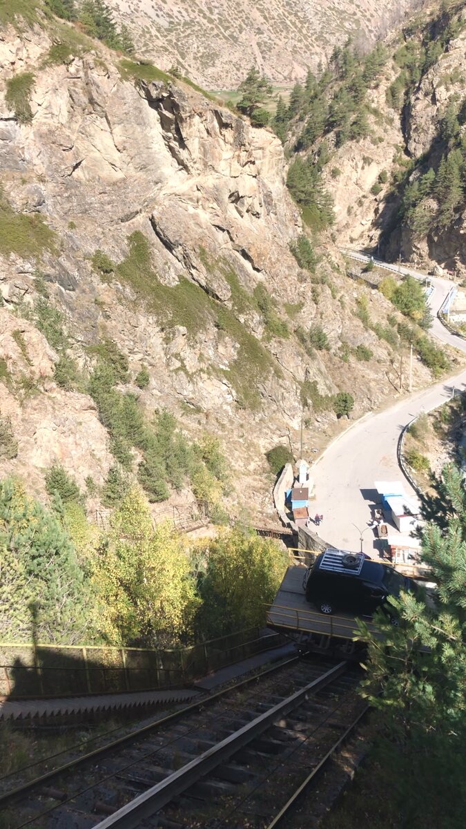 Автомобильный подъемник, а слева лестница для пассажиров