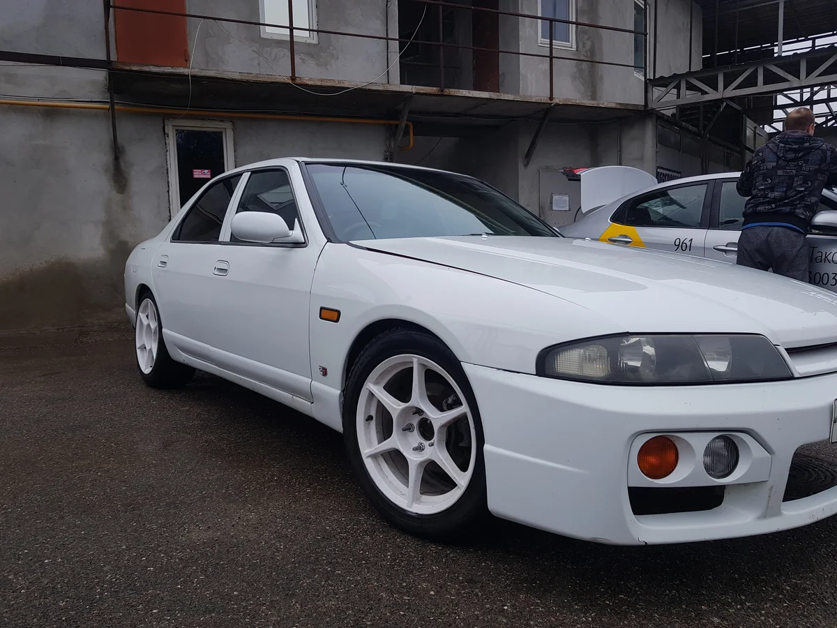 Конечно, не двухдверка, но выглядит все равно круто и сегодня! Вид имеет! Источник фото - https://auto.ru/cars/used/sale/nissan/skyline/1101934272-d1d3ba26/