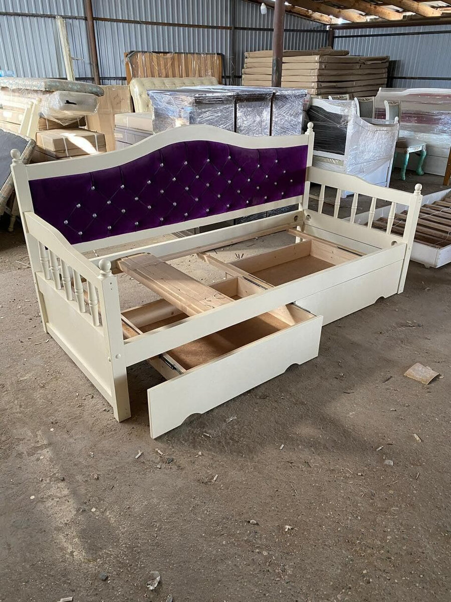 Деревянная тахта с выдвижными ящиками