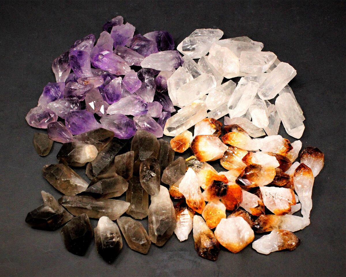 Такой разный кварц. По часовой стрелке – аметисты, горный хрусталь, цитрины, раухтопазы. Фотография из открытых источников