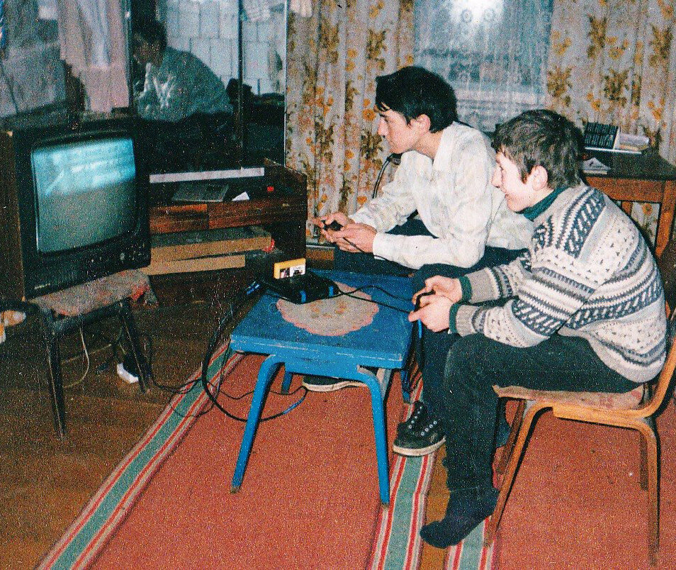 Дети 90х. Молодёжь 90-х годов. Дети 90х. 90 е воспоминания. Одежда 90 ых годов.