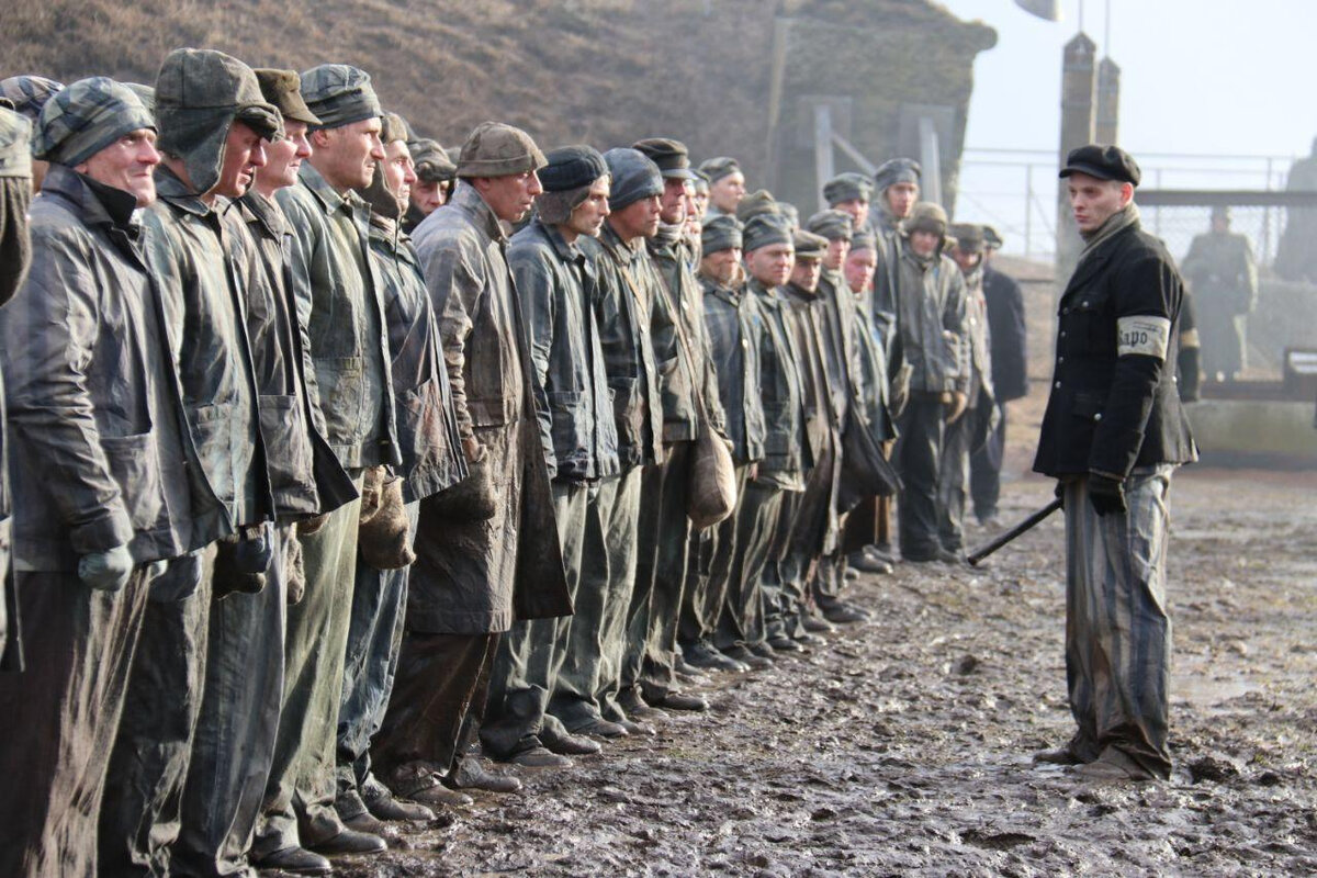 Один из надзирателей из числа заключенных (в данном случае этот надзиратель в фильме будет членом группы Девятаева)