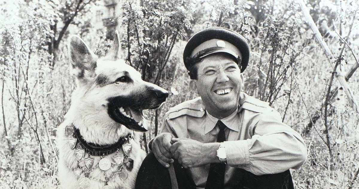 Юрий Никулин. Кадр со съемок фильма "Ко мне, Мухтар!"