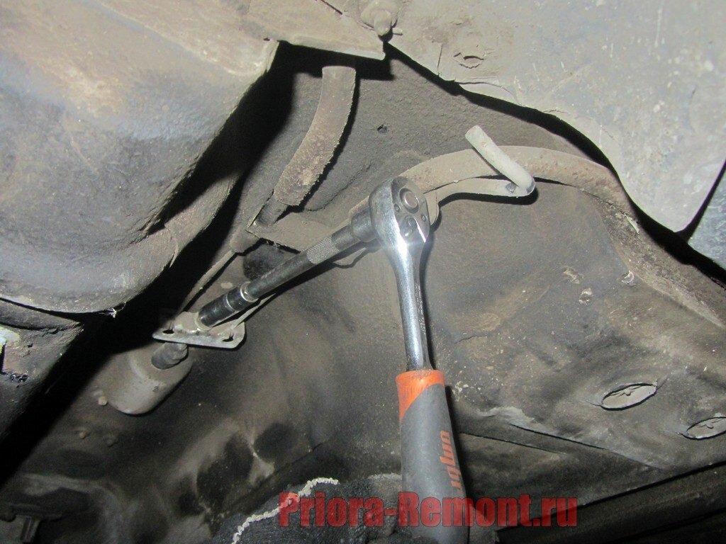 как поменять трос ручника на приоре