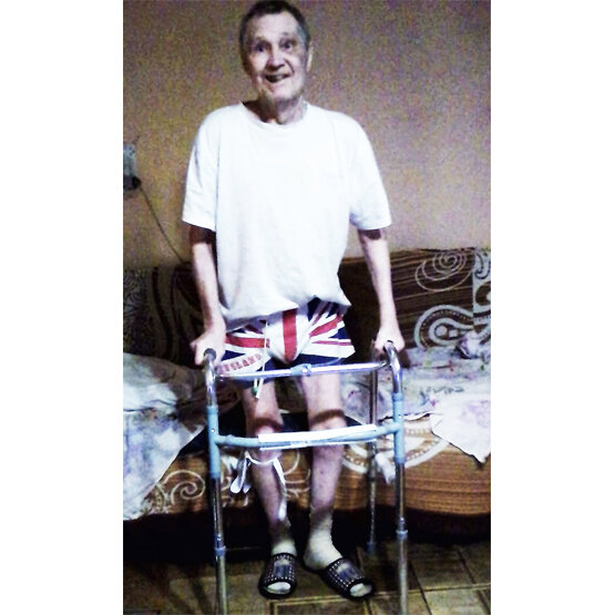 Фото с телефона, прислала жена пациента. Так Александр Сергеевич выглядит через месяц с небольшим после начала реабилитации.