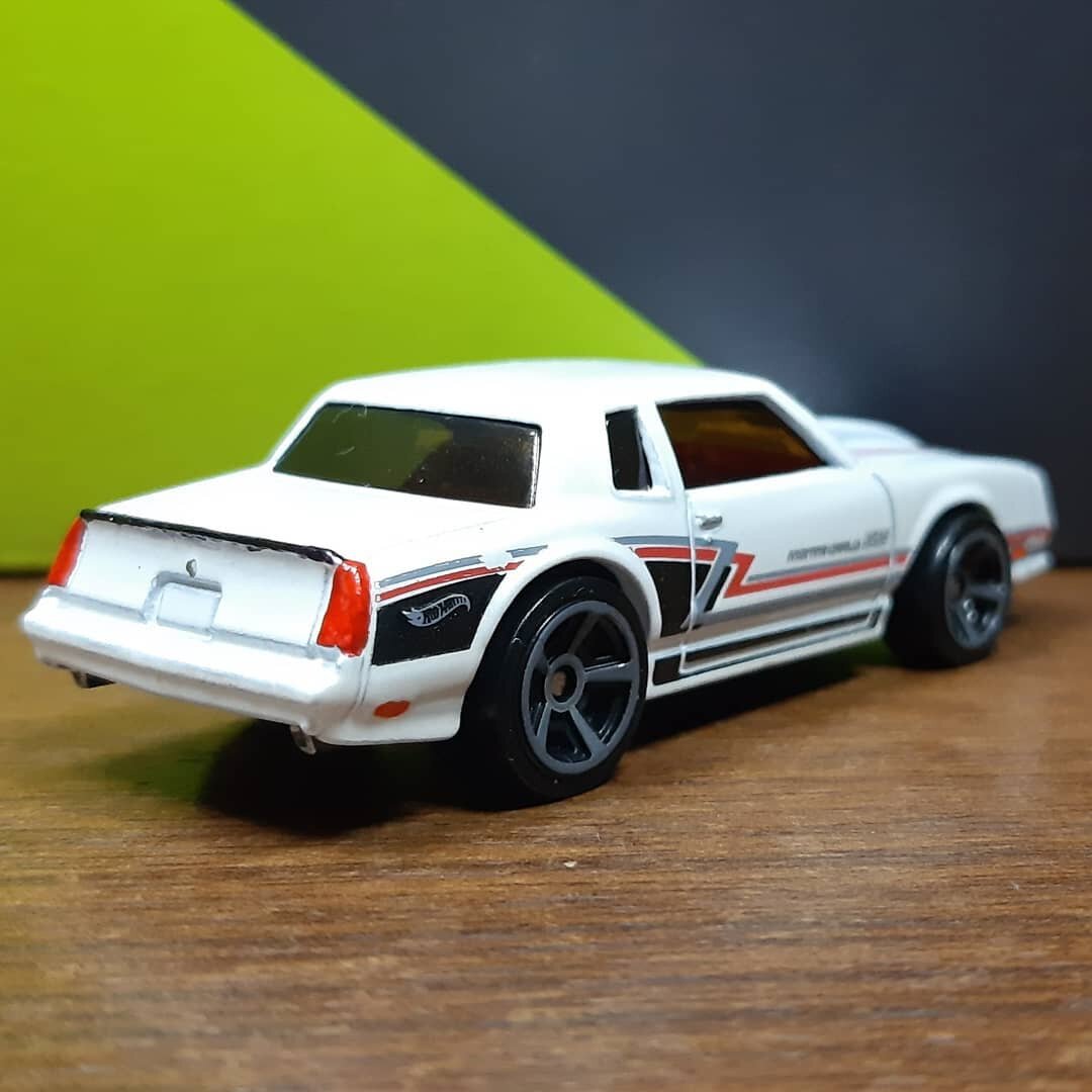 Всем привет. Сегодня хочу Вам показать автомобиль из моей коллекции. Hot Wheels 1986 Monte Carlo SS серия HW Muscle Mania 6/10. Год выпуска модели с 2010 года. Автомобиль в кузове купе. Кузов машинки верхняя часть металл. Нижняя пластик. Данная модель была доработана. Передняя часть. Противотуманные фары в хром. Решетка радиатора в черный. Боковая часть кузова поворотники в оранжевый. Заднею часть автомобиля. Фонари  в красный цвет. Выхлопная система трубы в хром. Спойлер в черный. После не больших доработок машина стала гораздо лучше выглядеть. Если Вам не сложно поставьте лайк и обязательно подпишитесь на канал. Оставляйте Ваши комментарии. Интересно узнать Ваше мнение. Напишите если у Вас такая машина и в каком цвете. Я постараюсь для Вас делать интересный контент. Спасибо.