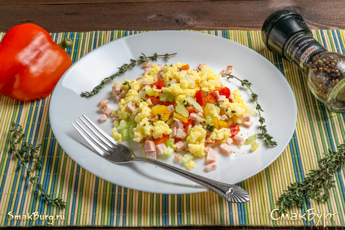 Сытный, яркий и необычный армейский салат в безмайонезной заправке - отличное праздничное блюдо ко Дню Победы! Готовим вместе и наслаждаемся его отменным вкусом!