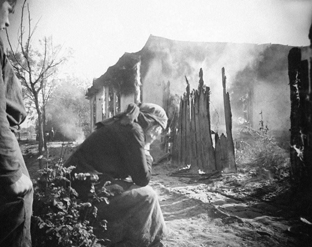 Осень 1945 года. Отечественная война 1941-1945 сожженные деревни. Начало войны 1941 сожжённые города сёла. Сожженные города деревни в годы войны 1941-1945. Хатынь в годы войны 1941-1945.