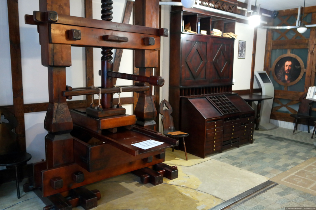 Пресса 18 века. Иоганн Гутенберг первый печатный станок. Книгопечатный станок Иоганна Гутенберга. Печатный станок Ионна Гуттенберг. Первая Книгопечатная машина Иоганна Гутенберга.