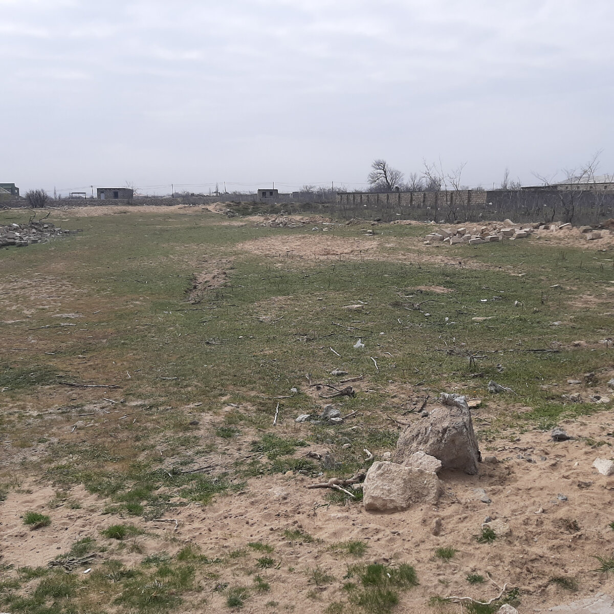 Свободный участок ,неподалеку от нас.