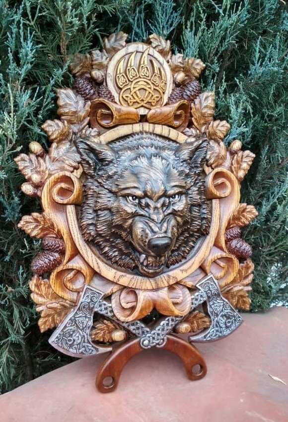 Герб настоящего охотника – объемный щит на стену из дерева с головой зверя
