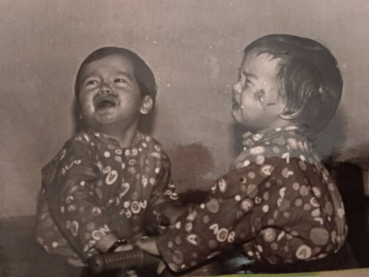 В 1988 году, когда мне было почти 2 года, мои родители переехали в Казахстан,город Экибастуз. Отца направили на строительство ГРЭС 2. 

В 1993 году, отец открыл строителтную фирму. Все шло вроде бы неплохо. Еды полный холодильник, одежда, купили квартиру. Но хорошая жизнь длилась не долго. Лихие 90-е набрали свои обороты и на территории Казахстана. 

Рекет, крыши, угрозы, сомнительные люди в спортивной одежде которые постоянно уводили вечерами отца из дома. Все это привело к тому, что в 1996 году мы потеряли всё что у нас было. Отобрали квартиру, мебель, ценные вещи, фирму отец переписал на бандитов. И остались буквально на улице. Про провоохранительные органы я промолчу, Вы итак все сами понимаете. Они кормились у тех самых бандитов. 

Мне было 8, мы на время остановились у тёти перекантоваться, и так как денег не было, куча родственников, все на взводе, дома находиться было невозможно. Я пошел с братом работать на заправку. Помогать заправлять машины, протирать стекла. 

Так в возрасте 8-ми лет, Я первый раз на своей шкуре ощутил, что такое зарабатывать деньги. 

Забегу чуть чуть вперед, через год нам пришлось вообще уехать из города. Т.к эти рекитиры и бандиты, отабрав у нас все до последней копейки, посадили  отца на счетчик. В итоге даже пытались украсть меня и брата, чтобы выжать еще больше.
В 1998 году мы уехали обратно в Узбекистан,город Ташкент. Прожили там год и переехали в город Шымкент. 

Об этом Я расскажу в следущей истории.