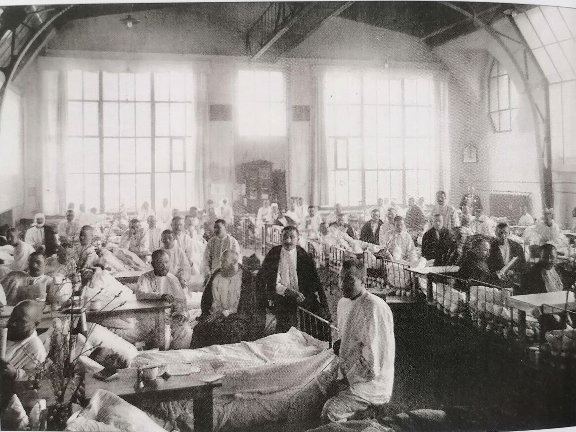 Один из госпиталей для раненых воинов под патронажем Великой княгини Елизаветы Федоровны, расположившийся в здании учебных мастерских Императорского Строгановского художественного училища