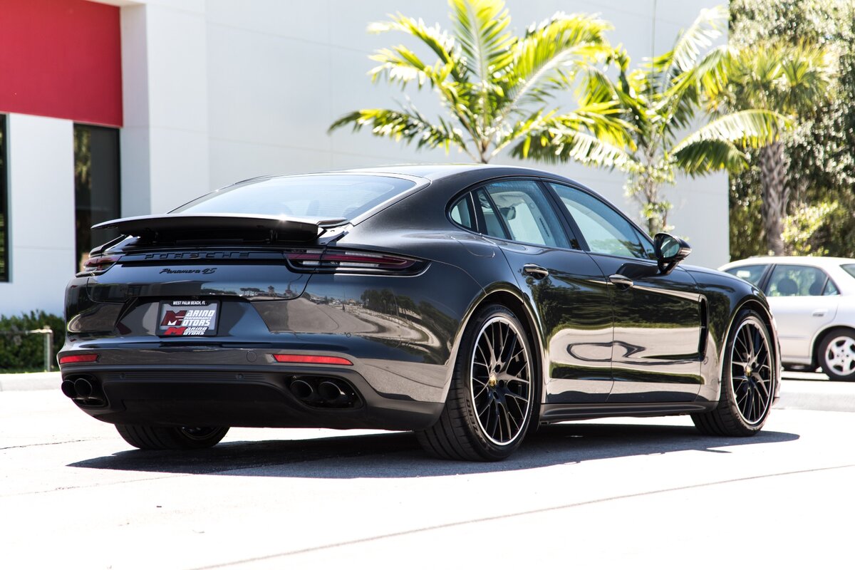 PORSCHE PANAMERA 4S. Вид сзади