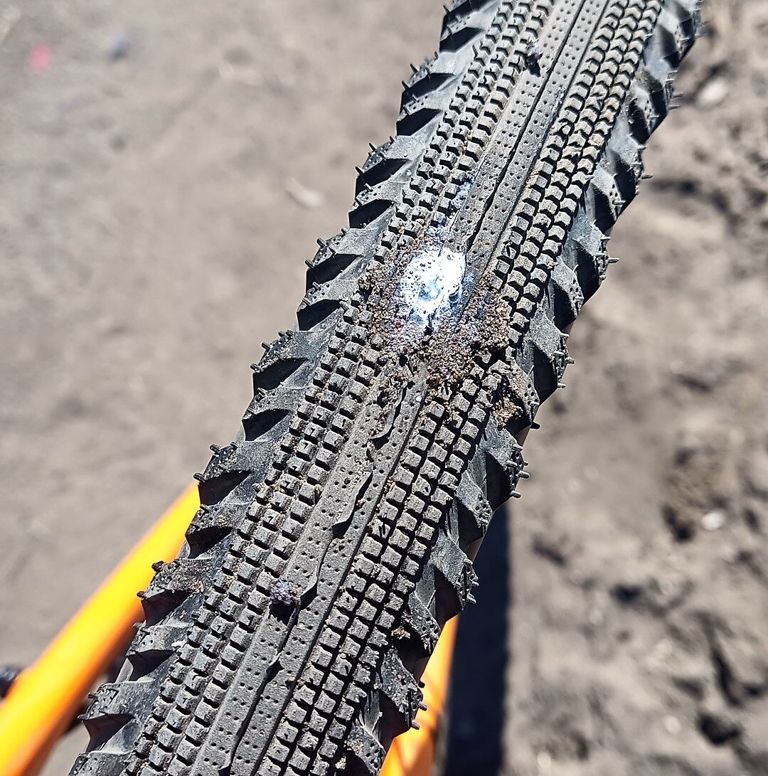 Hurricane покрышка. Покрышка Schwalbe Hurricane. Швальбе Хуррикан. Schwalbe Hurricane.