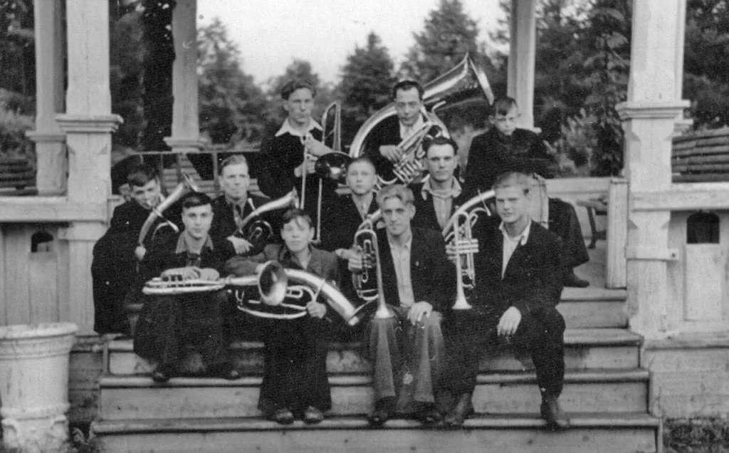 Духовой оркестр в парке, 1940-е. Источник http://kdc.lysva.ru/kdc/project/band/.