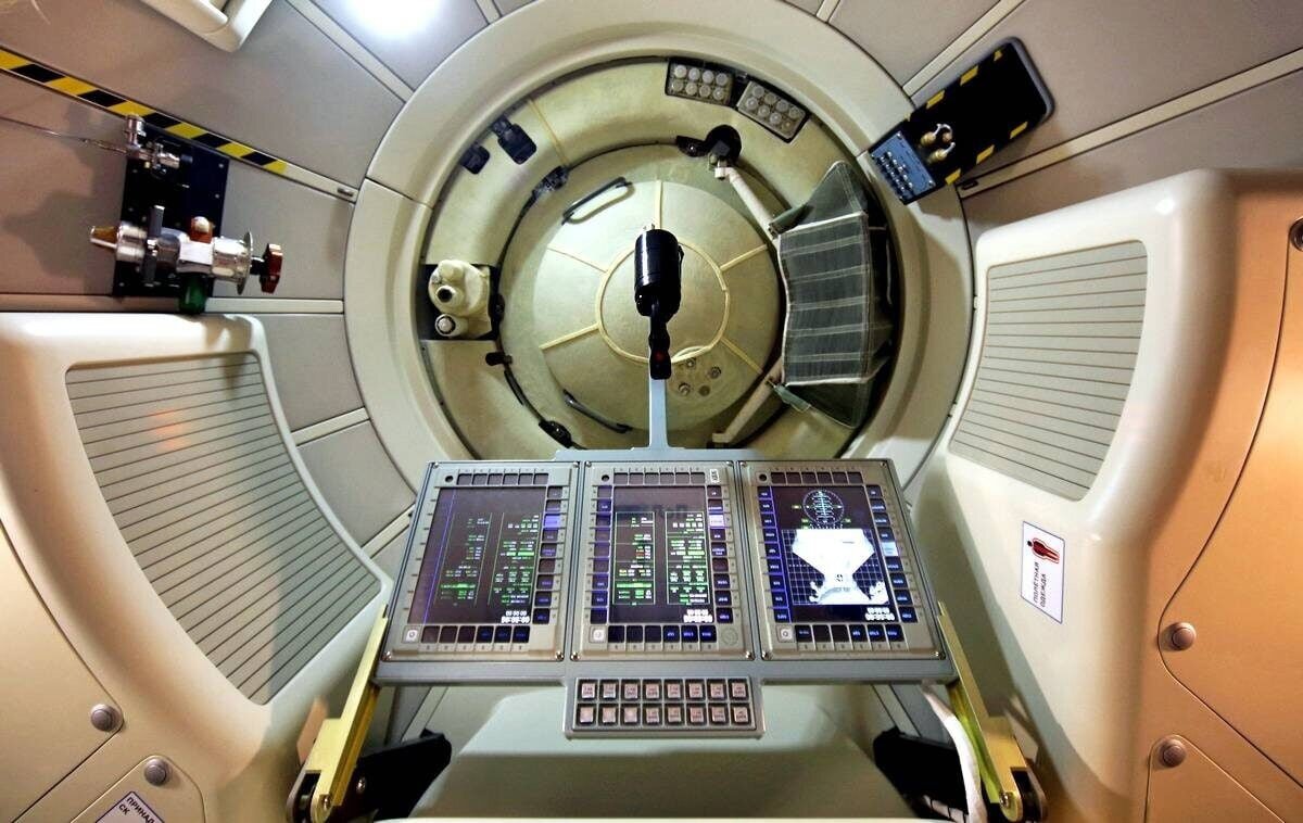 В кабине корабля "Орёл".