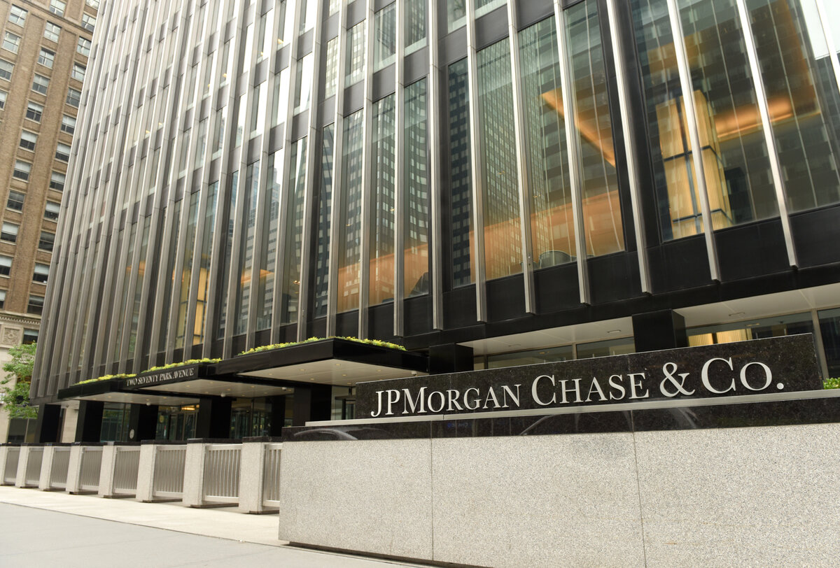 JPMorgan Chase & Co. — американский банк, многонациональный финансовый холдинг. Одно из старейших финансовых учреждений (его предшественник был основан более 200 лет назад), крупнейший по величине и общему объему активов — около $ 2,5 триллионов.