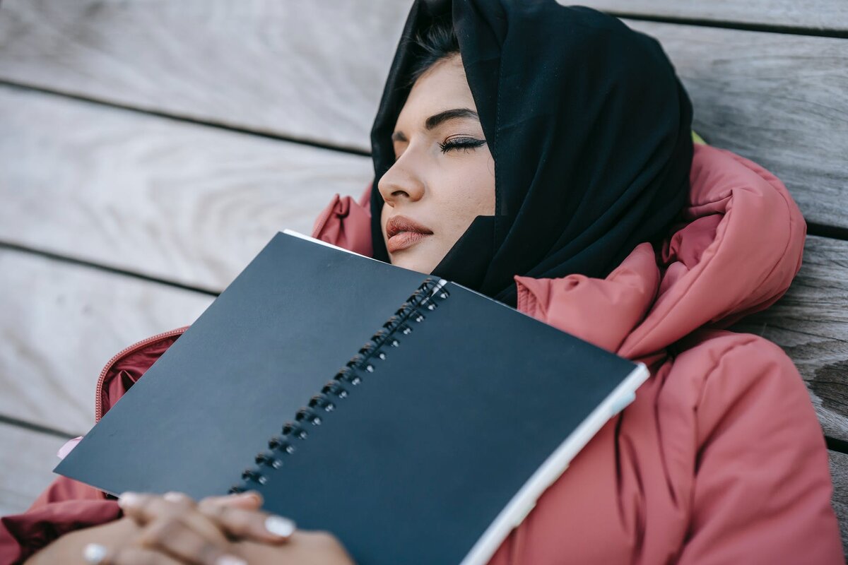 Сон на твердой поверхности имеет свои преимущества.