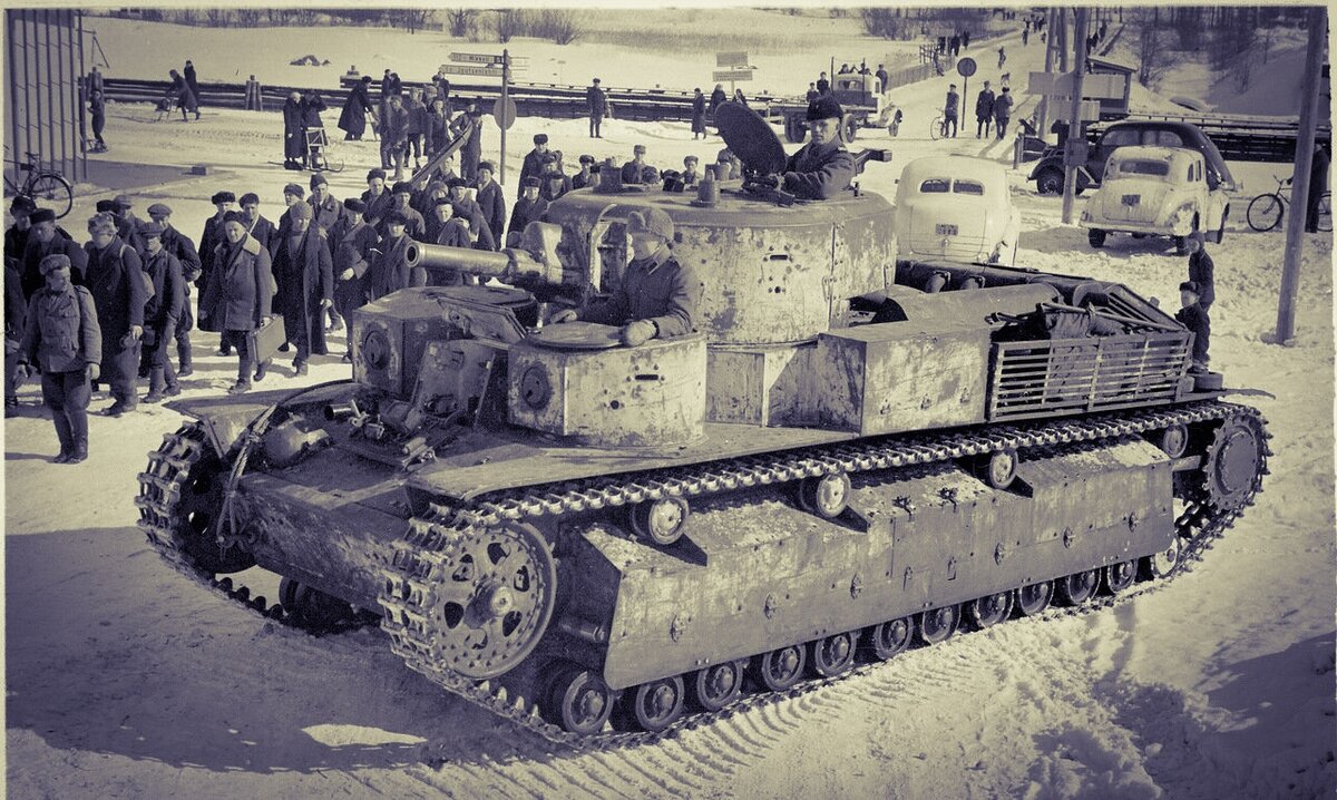 Т-28Э. 1940 год выпуска, на момент начала Великой отечественной войны был серьёзной угрозой для немецких панцеров, сложно пробивался за счёт экранов, сам легко пробивал, несмотря на то, что считался морально устаревшим. 