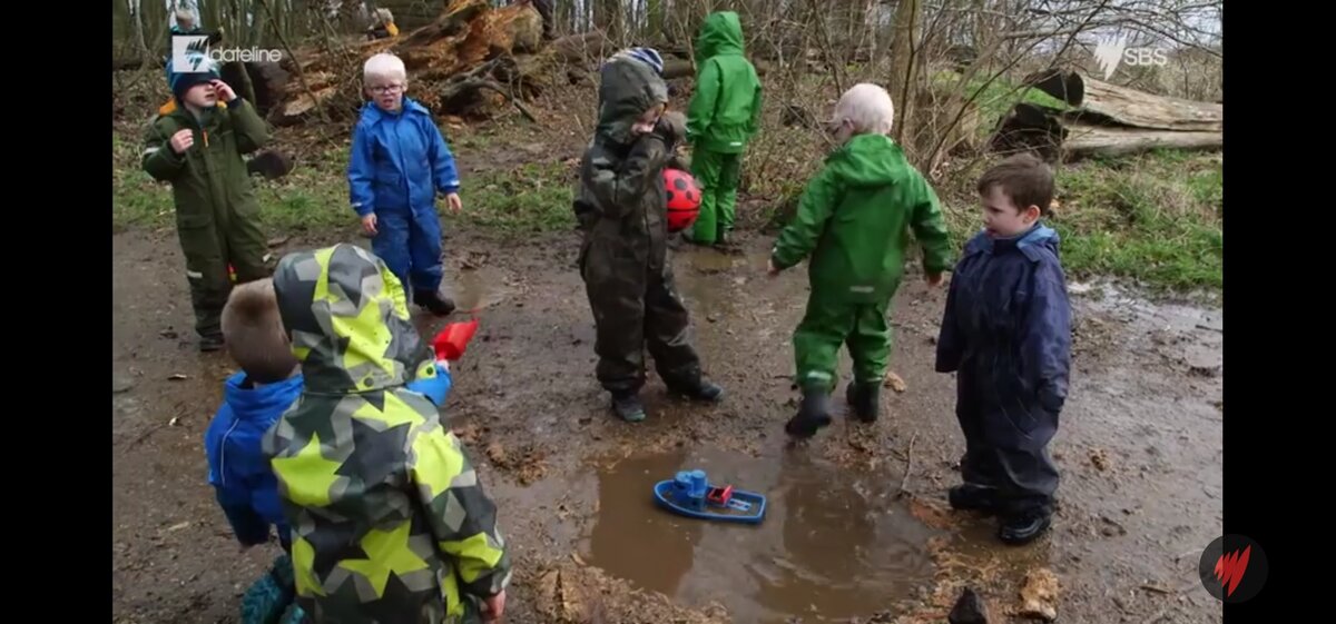 Дети запускают кораблики. Children are launching boats.