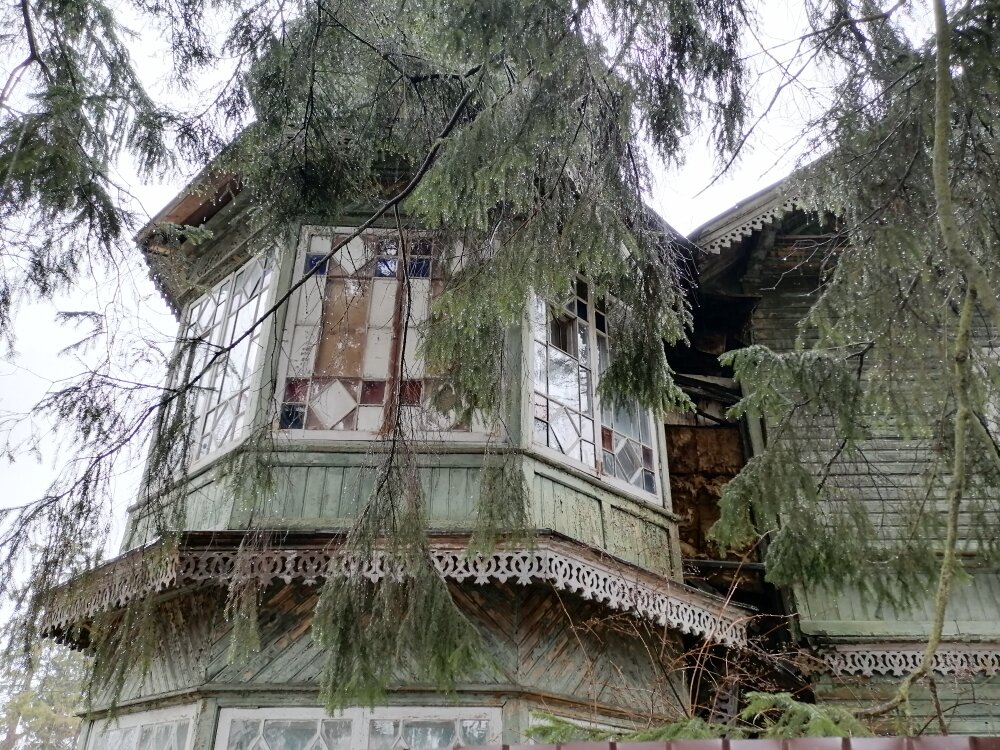 Витражные стекла на веранде второго этажа выгорели от времени