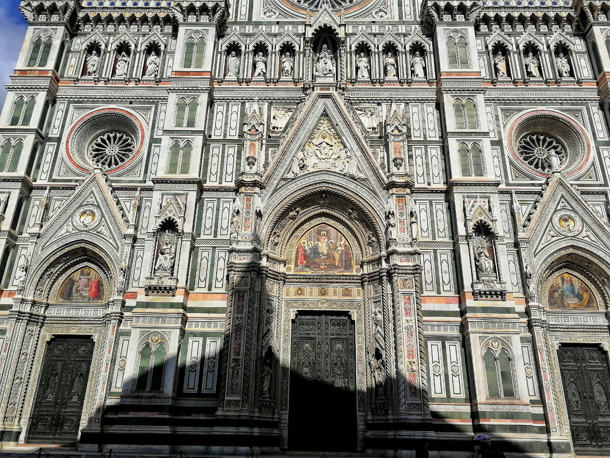 Три бронзовые двери собора были выполнены последними