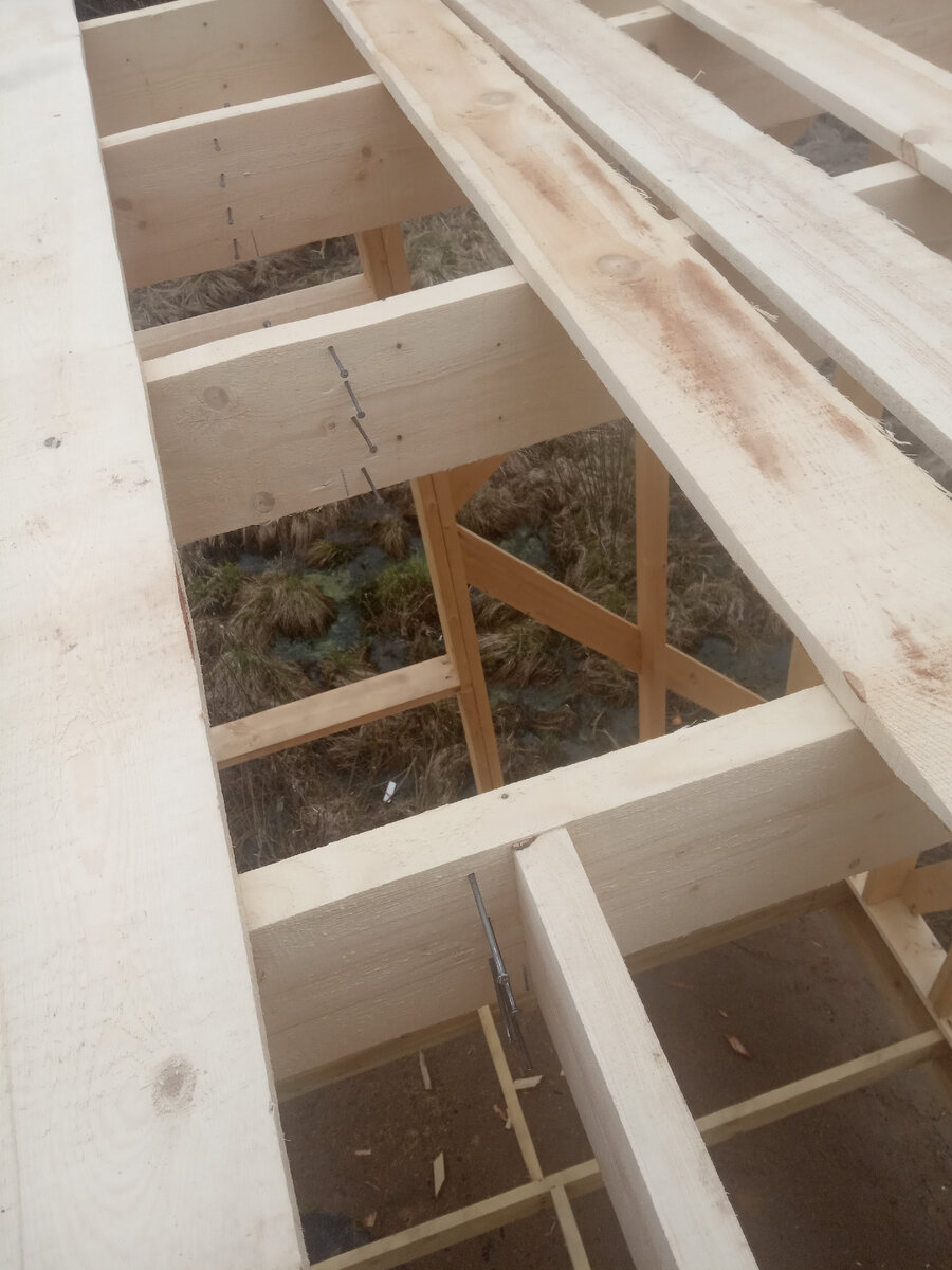 Сразу набивал гвозди, потом только знай-подставляй перемычки