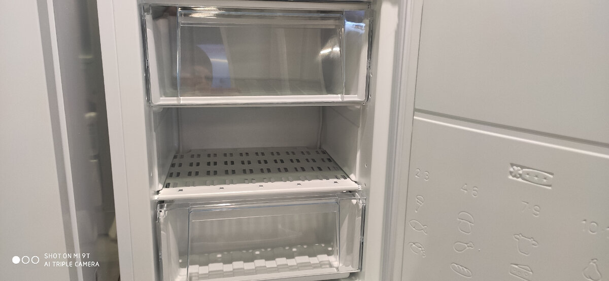 Классическая система охлаждения, встречается практически во всех бюджетных моделях с нижней морозильной камерой.