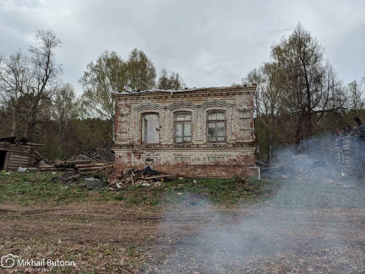 Снова растут горы мусора перед окнами.