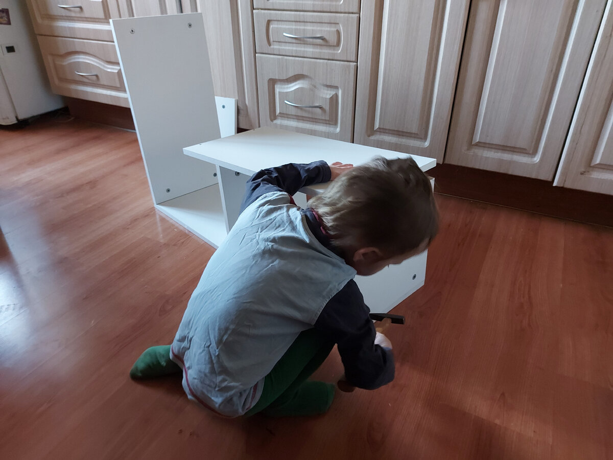 Сын срочно чинит мебель перед приходом органов опеки)))