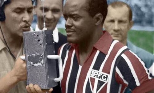 Леонидас в полосатой футболке. 