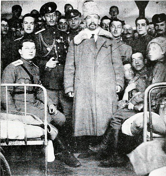 Генерал Корнилов с офицерами Корниловского полка. Новочеркасск. 1918 г. Иллюстрация из книги «Воспоминания корниловца: 1914–1934 / Сост. Я.А. Трушнович». Посев, 2004. 