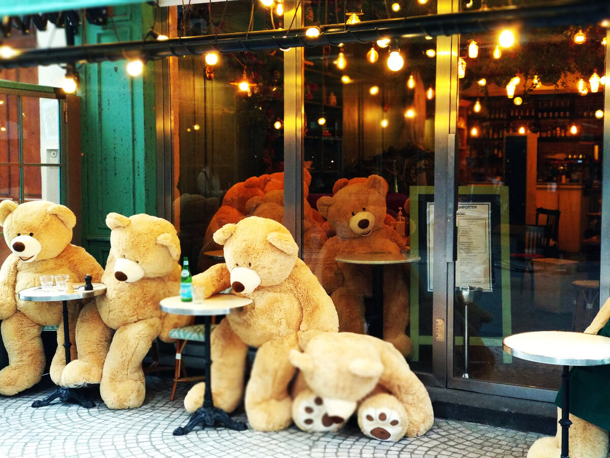 Мишки имитируют посетителей кафе