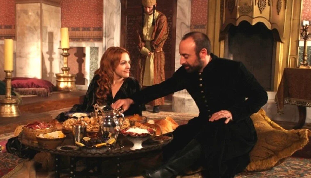 Трапеза Султана Сулеймана и Хюррем Султан. Кадр из сериала Великолепный век