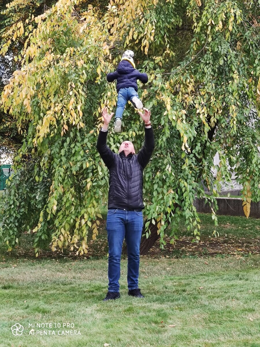 Я и сын. Фото из личного архива. Меня зовут Денис Данилов. Я юрист. Если у вас остались вопросы, обращайтесь!