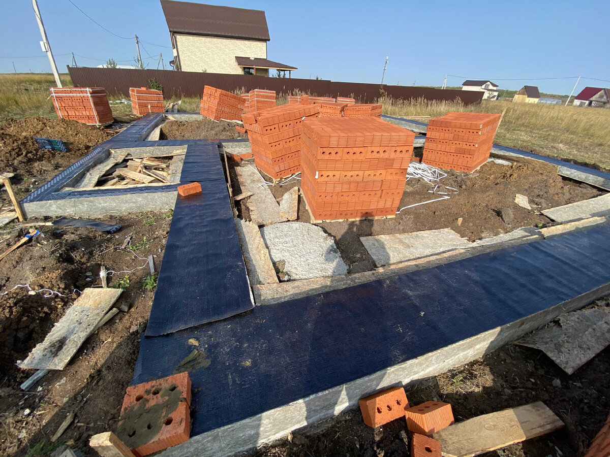 В качестве горизонтально гидроизоляции постелил стеклоизол Технониколь. 