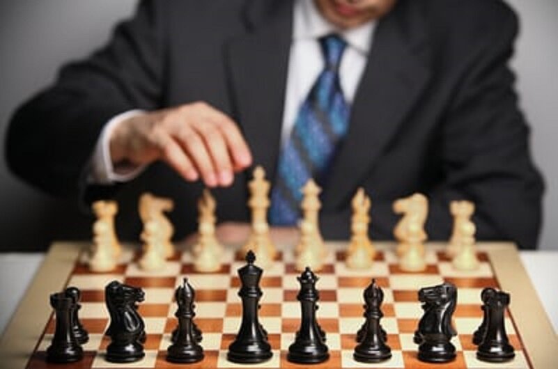 Игра заключается в том, чтобы поставить мат королю соперника, используя маневры фигур, двигающихся по определнным правилам