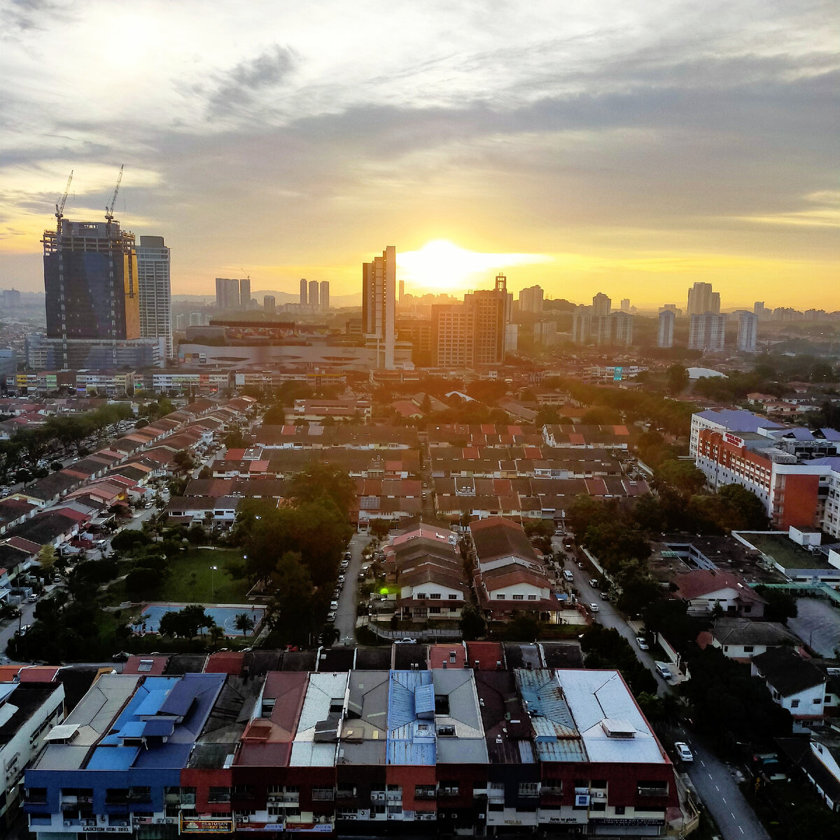 Фото сделано в Куала Лумпур на станции метро SS15, Малайзия   