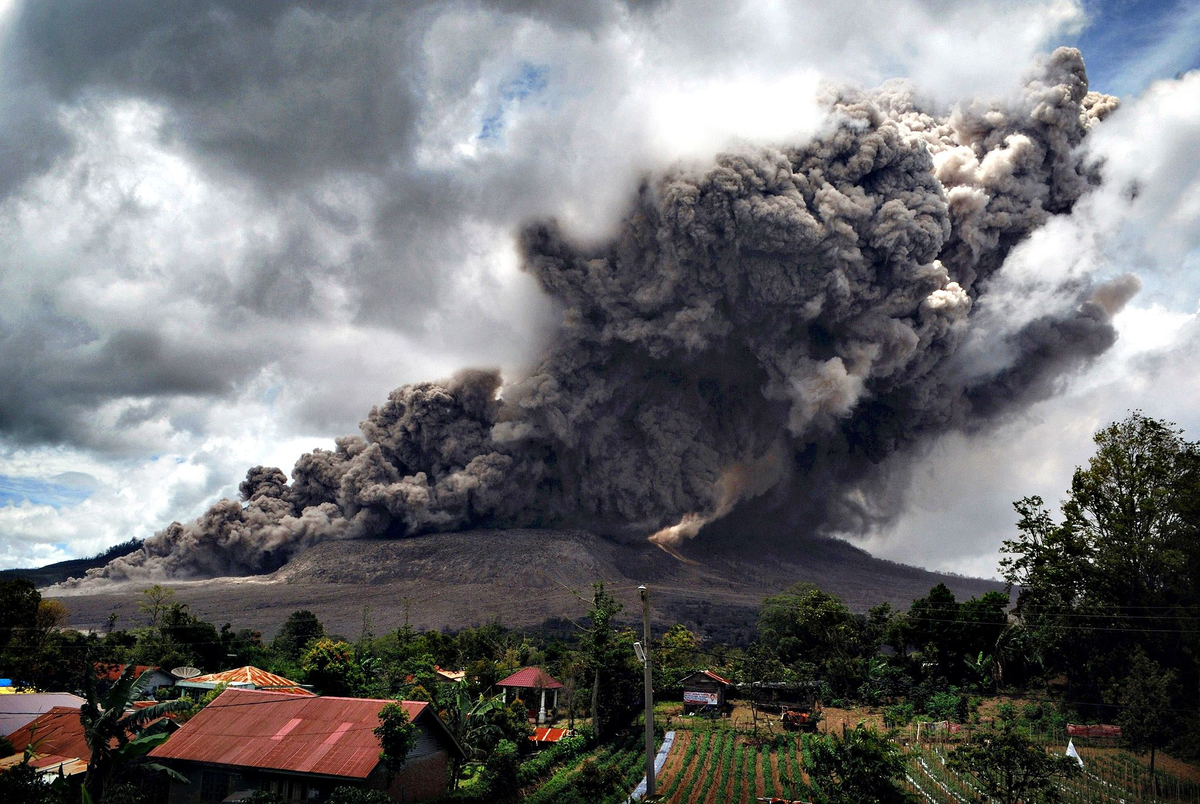 Гора Синабунг, Индонезия. Вулкан Синабунг извержение. Извержение вулкана в Индонезии. Вулкан Синабунг извергается в Индонезии.