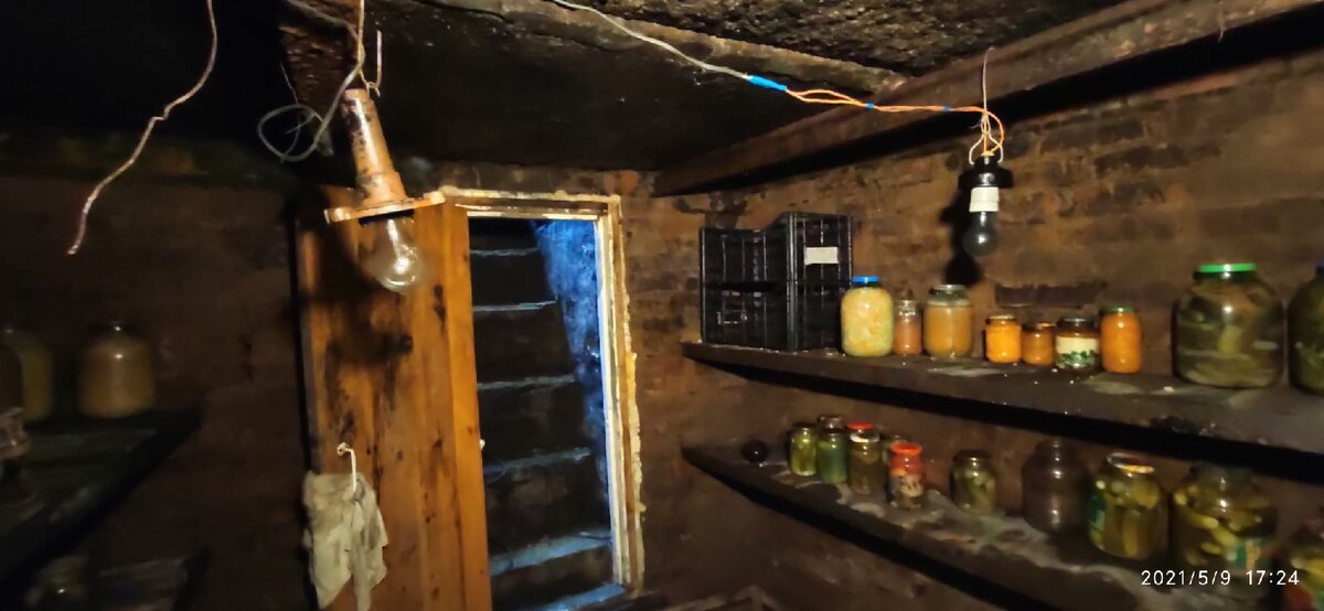 Который кстати по размеру почти такой же как гараж, во всю площадь. Получается у нас двухэтажный гараж такой ))