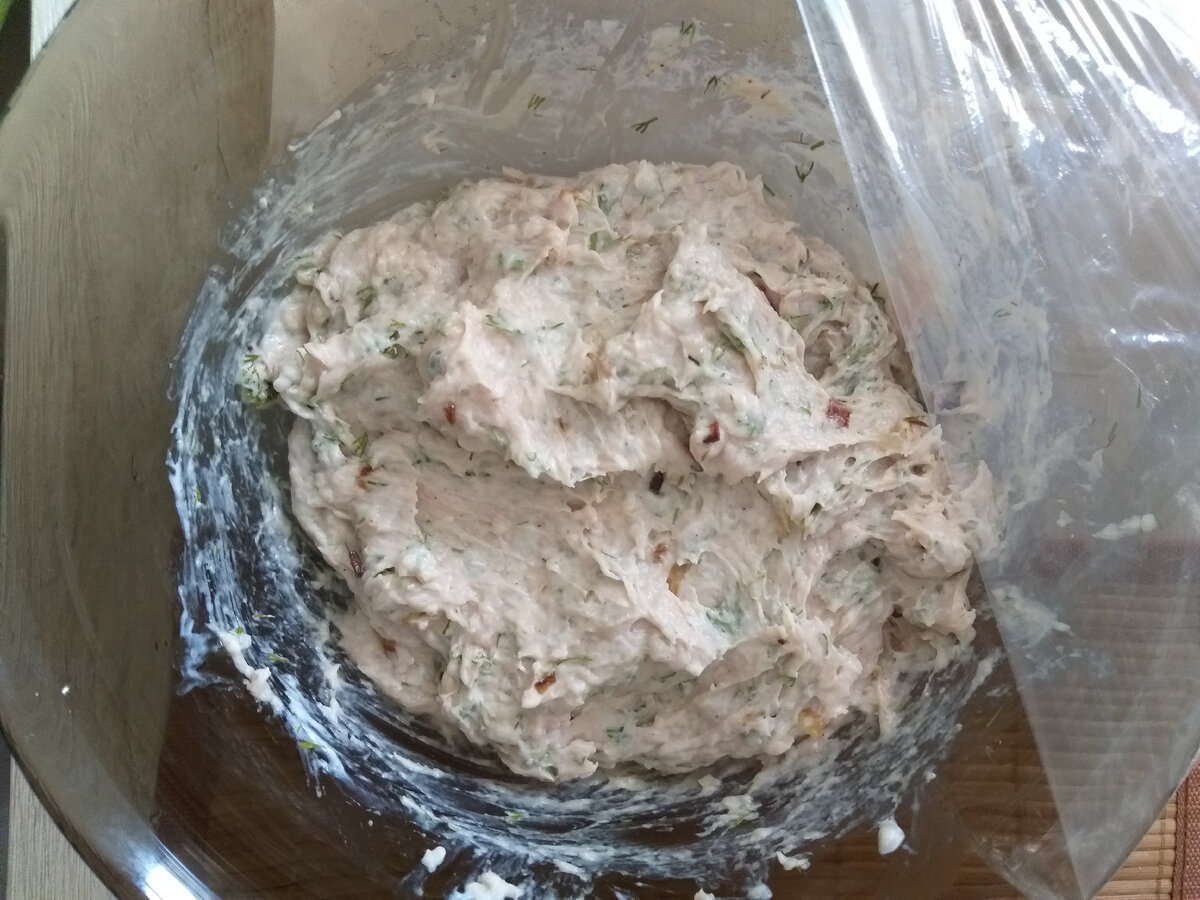 Фарш, со сливками, зеленью, луком и специями.