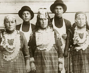 Удмурты в национальных костюмах, фото 1900 года.