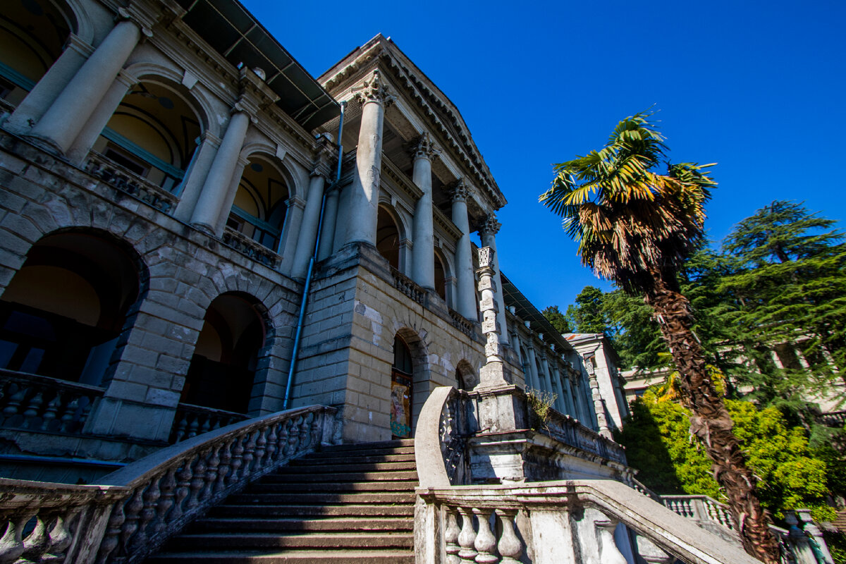 Лестница к главному корпусу. Фото автора. 