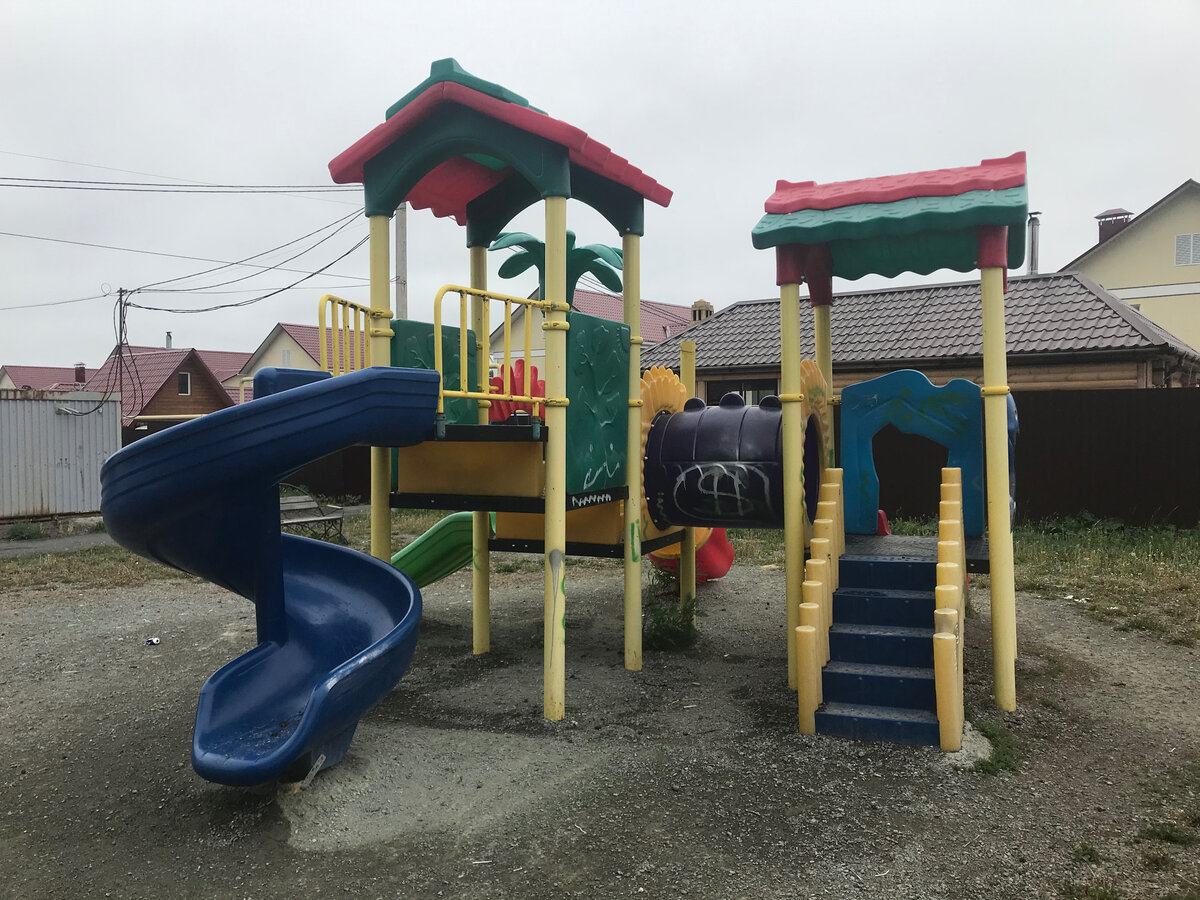 Такое количество металла смотрится грубо с более безопасным пластиком 