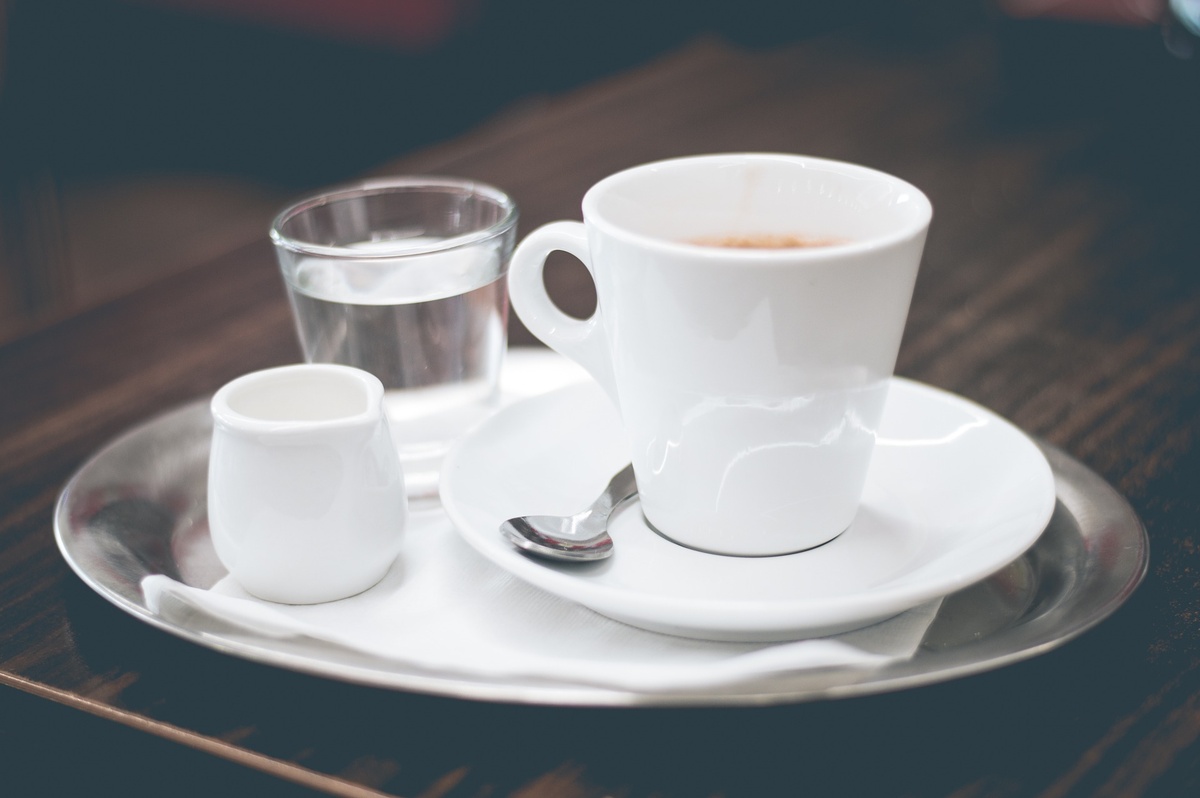Ценители любят пить кофе, запивая водой. Бесплатное фото сайта Pixabay.com. Указание авторства не требуется.