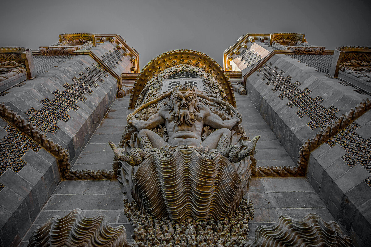 Дьявол - скульптура. За фото спасибо Marius Oprea on Unsplash