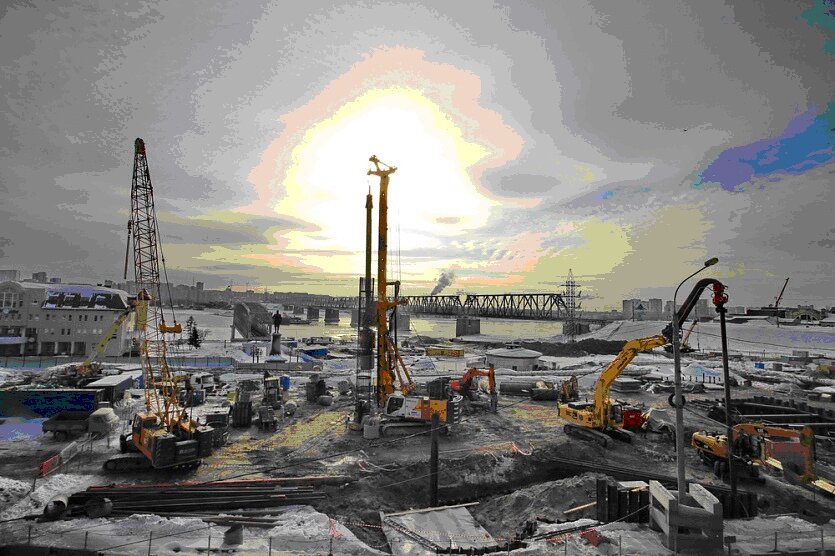 Вид на стройку моста с правого берега. Март 2021г. 
Фото: Павел Комаров, nsknews.info
