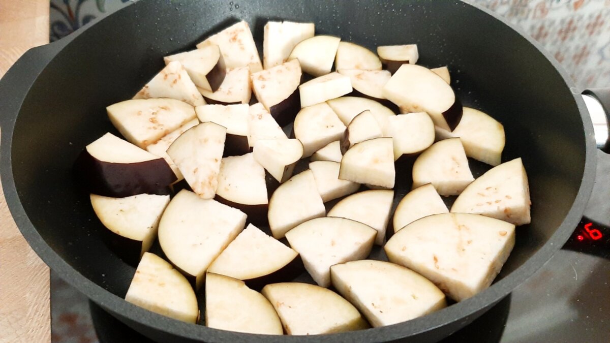 Рецепт: как приготовить вкусные баклажаны на сковороде с чесноком и помидорами болгарским перцем